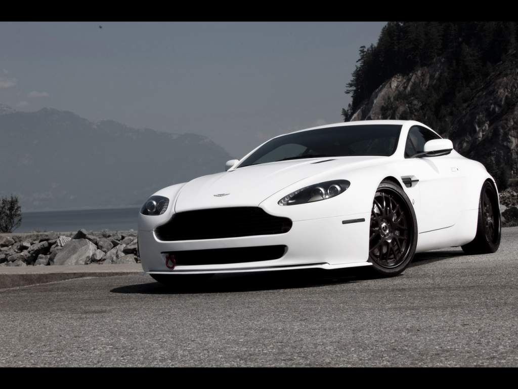 2009 White Vantage Front Low Angle Wallpaper 1024x768