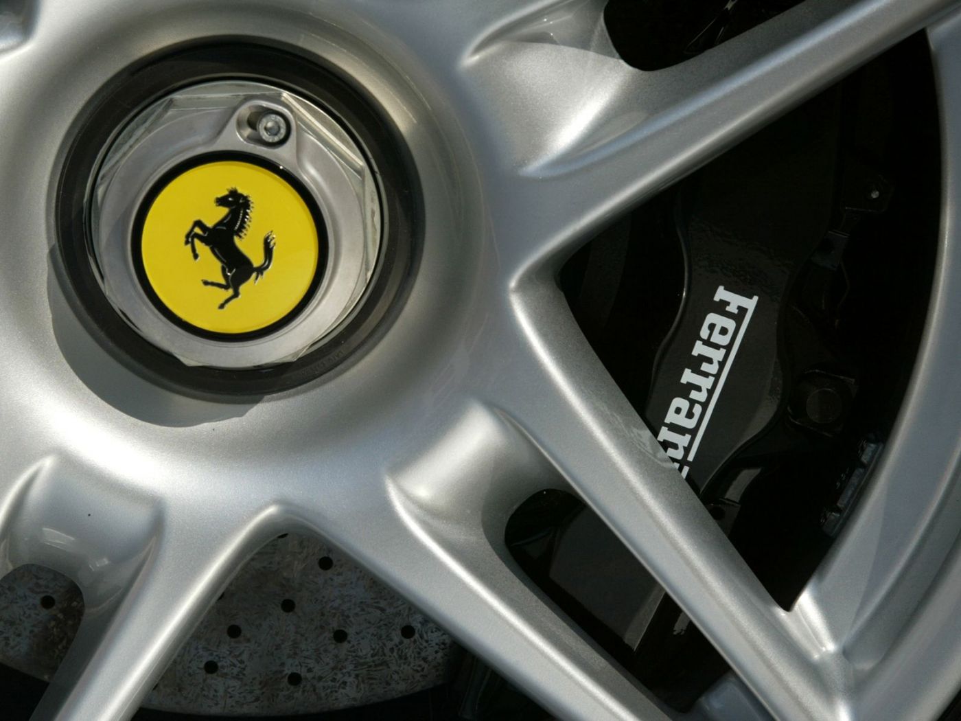 Enzo Ferrari Wheel Brake Closeup Wallpaper 1400x1050