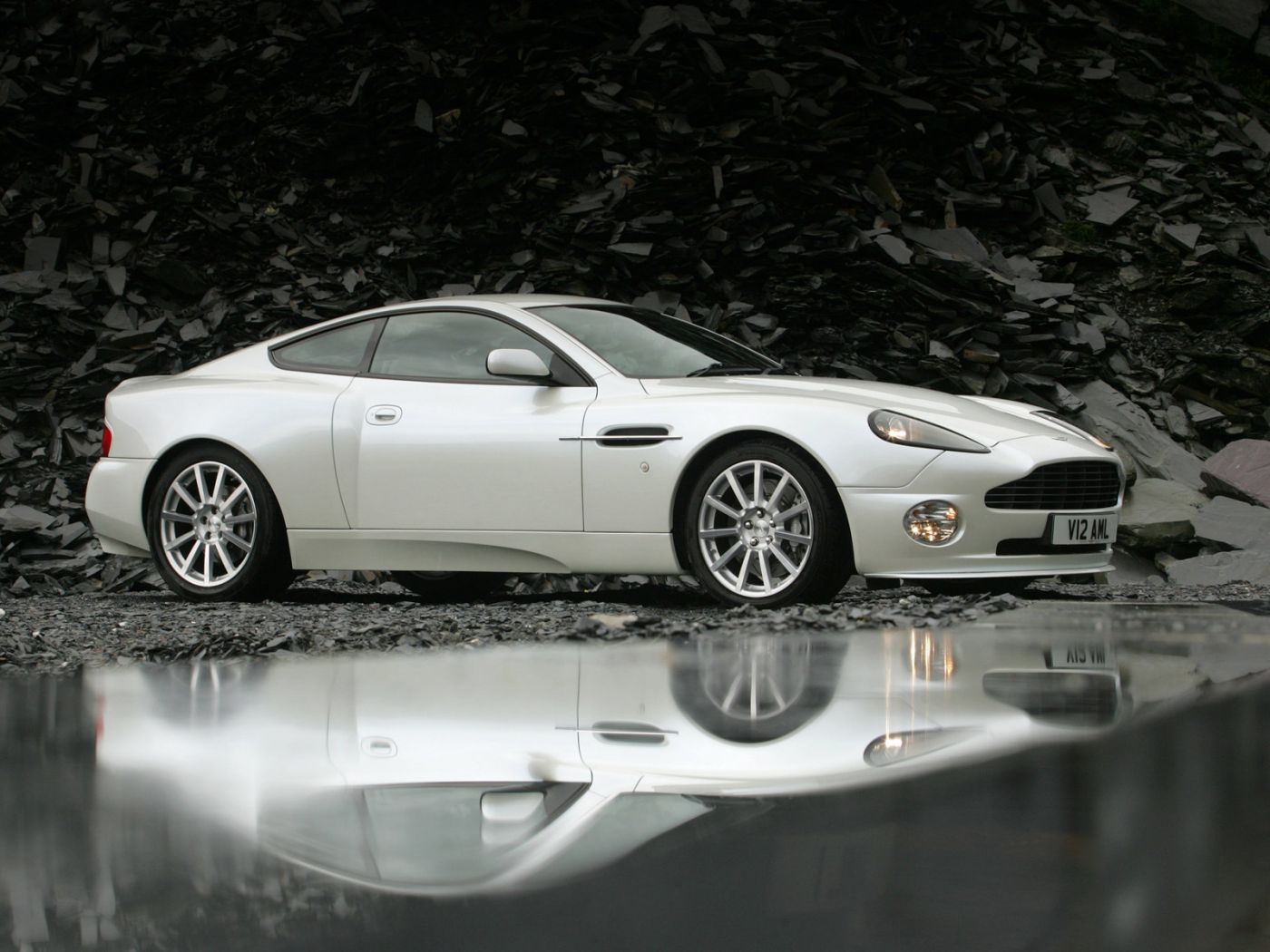 Vanquish V12 White Side View Wallpaper 1400x1050