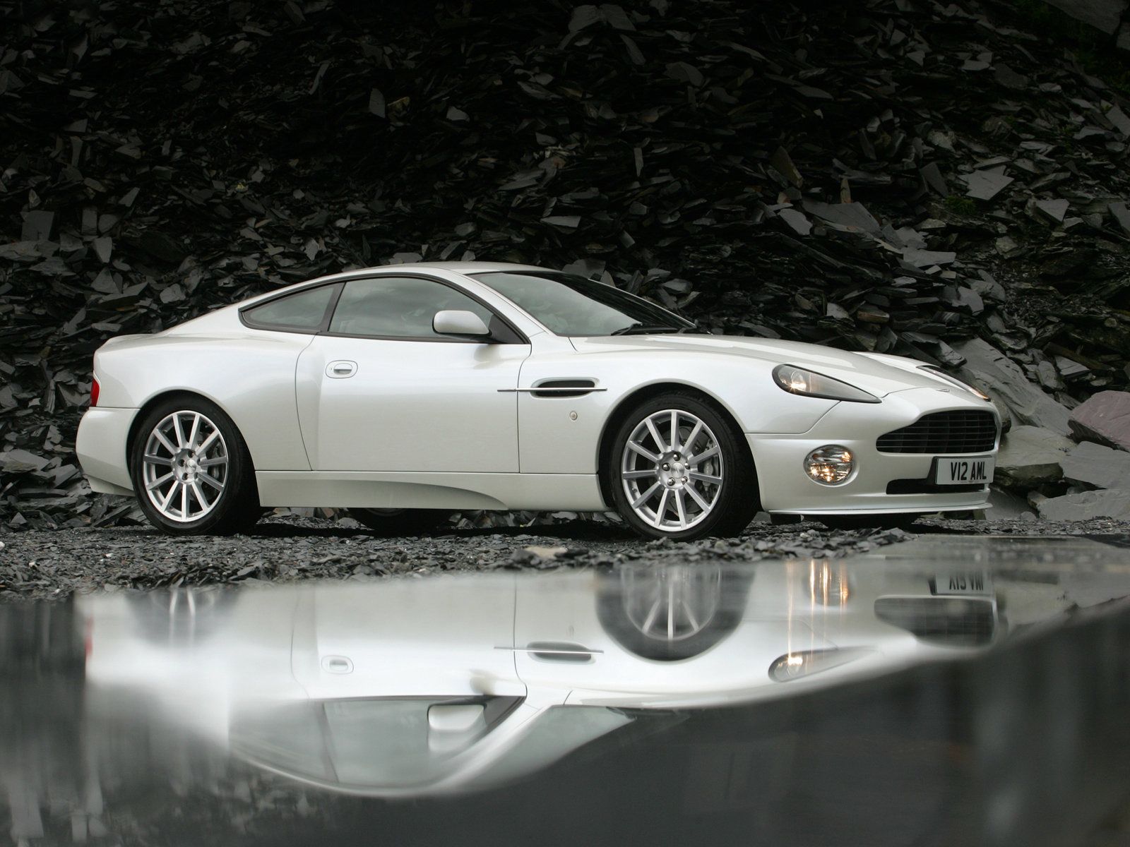 Vanquish V12 White Side View Wallpaper 1600x1200