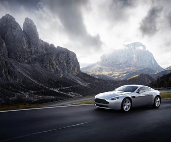 Vantage Driving Mountain Background Wallpaper