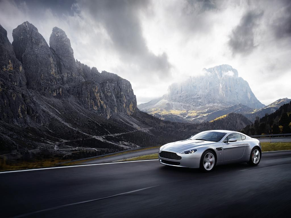 Vantage Driving Mountain Background Wallpaper 1024x768