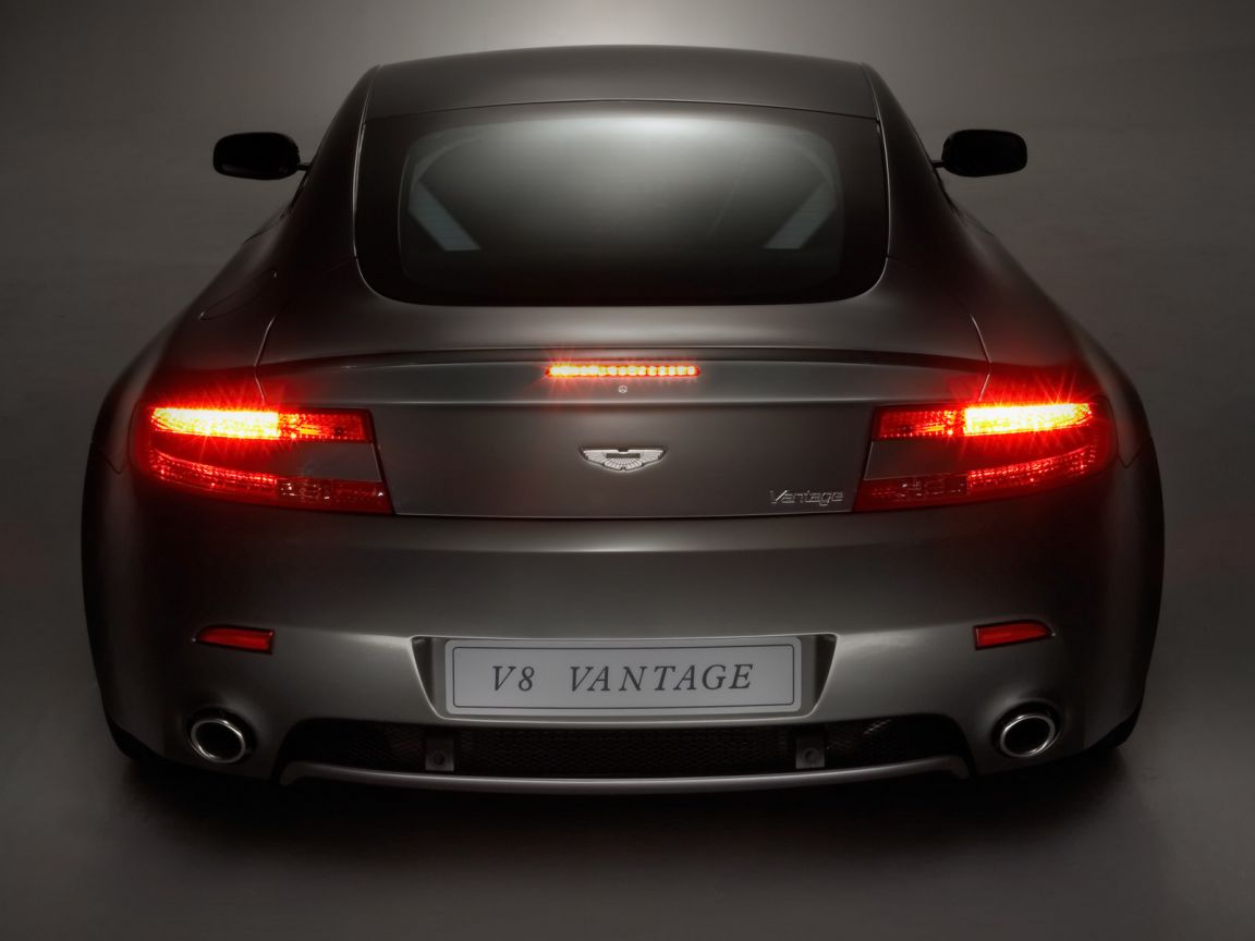 Vantage V8 Rear View Wallpaper 1152x864