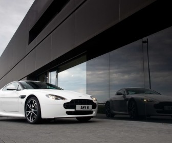 Vantage V8 White Reflection Wallpaper