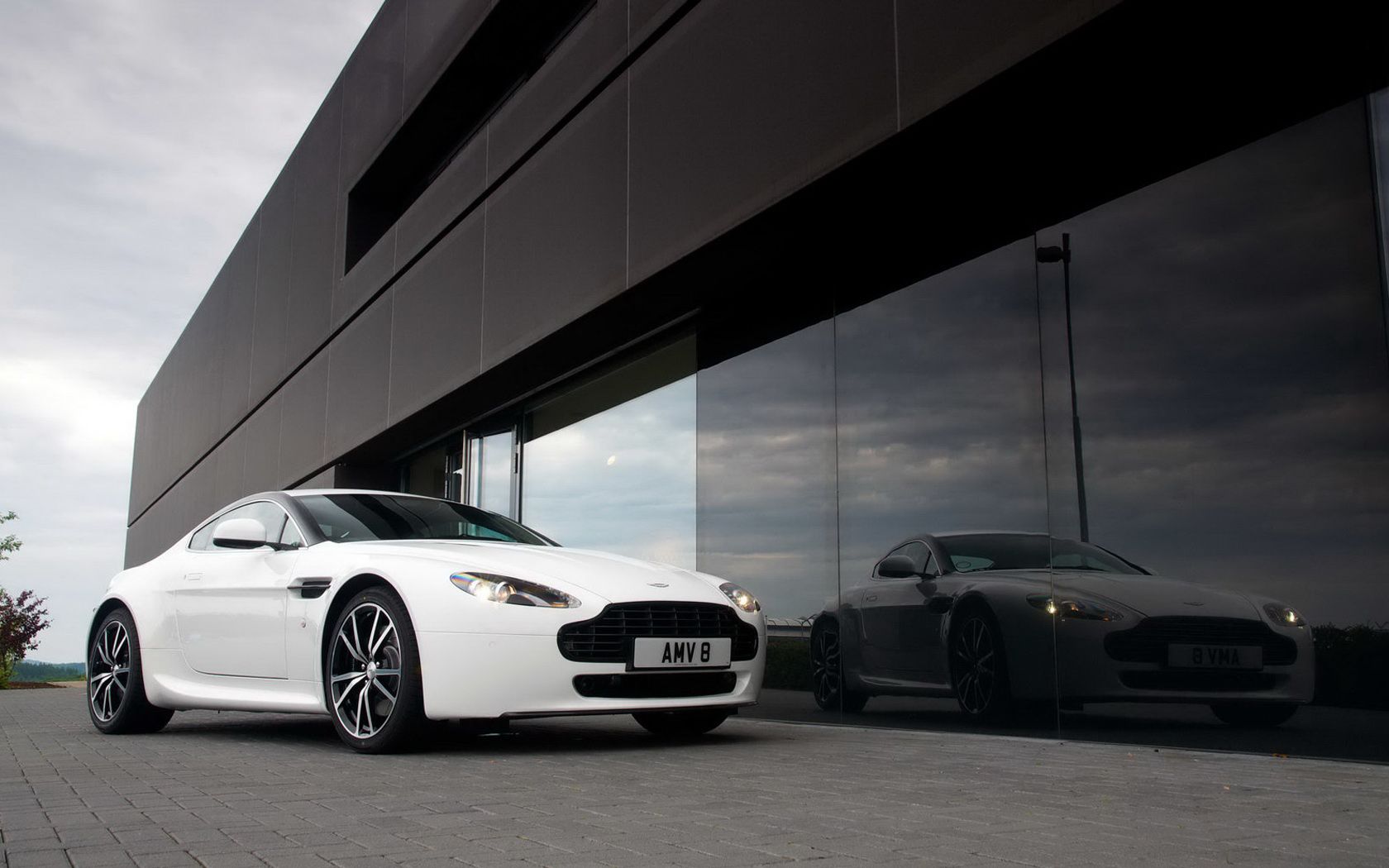 Vantage V8 White Reflection Wallpaper 1680x1050