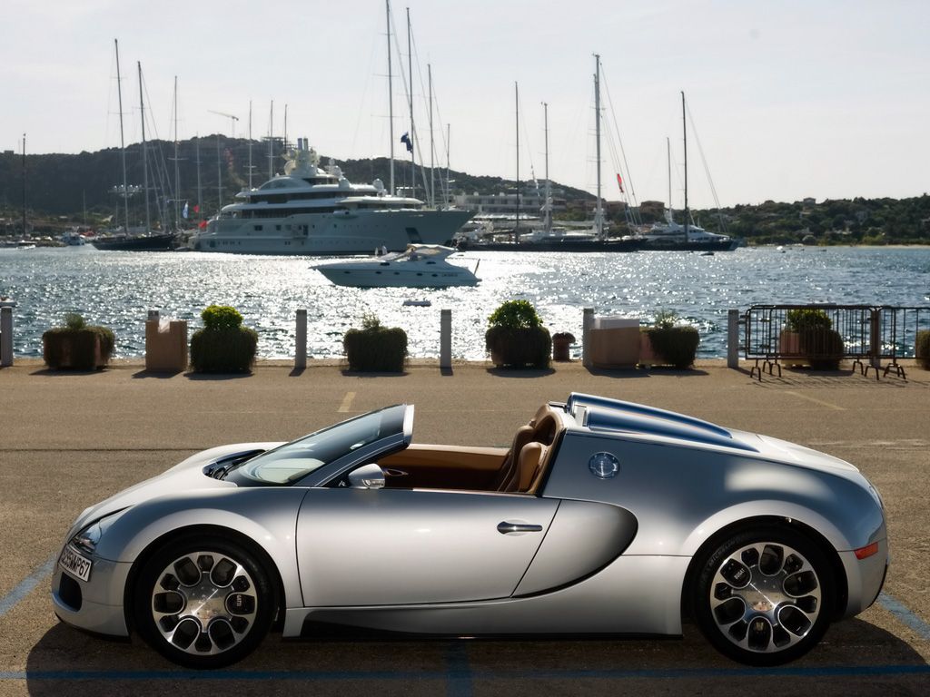 Veyron Side View Pier Background Wallpaper 1024x768